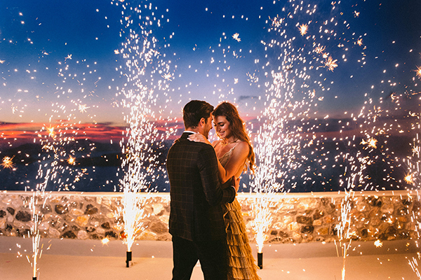 Incredible video of an elegant wedding inspiration in Santorini