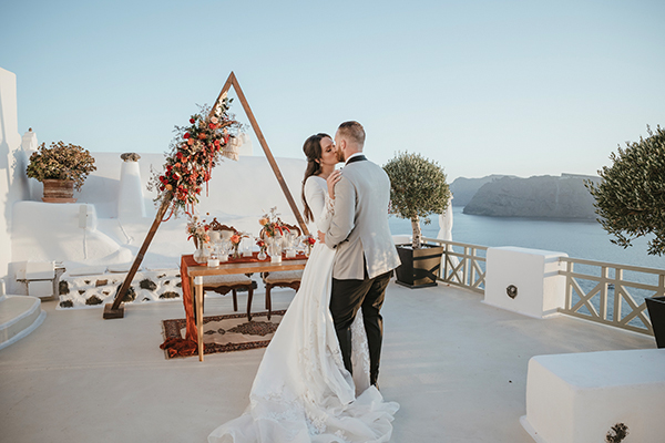 Rustic fall wedding in Santorini with impressive florals in warm tones │ Paige & Jordan