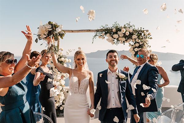 Stylish destination wedding in Santorini with breathtaking views and romantic florals | Doris & Matt
